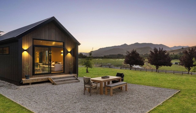 Cozy Cabin called The Lake Hayes Hut, situated in Queenstown