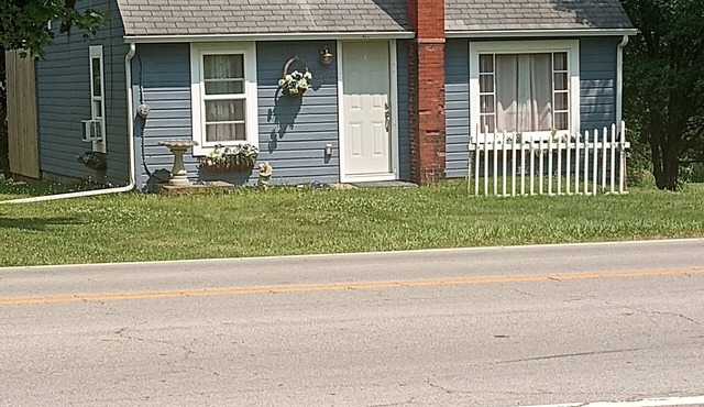 Cozy cabin in charming Navarre. Close to trails. Hall of fame. Amish country