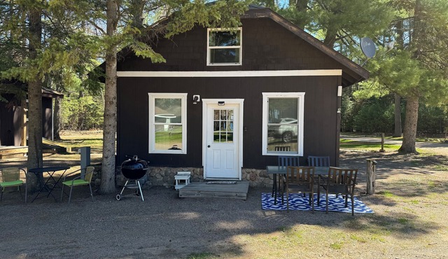 Cozy Cabin on Big St Germain Lake sleeps 2 modern appliances, Beach on prop!
