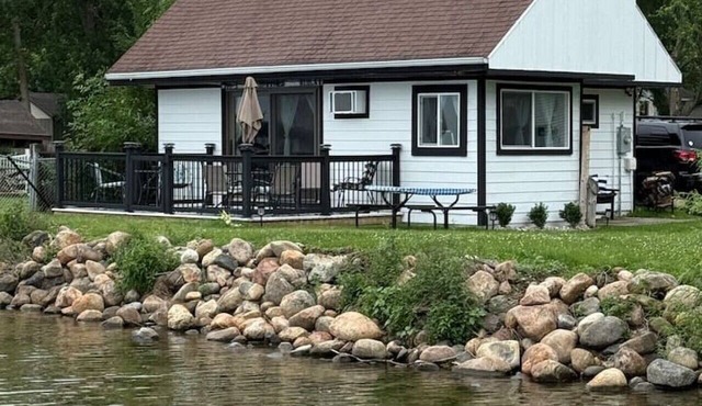 Cozy cabin steps from beautiful North Long Lake !