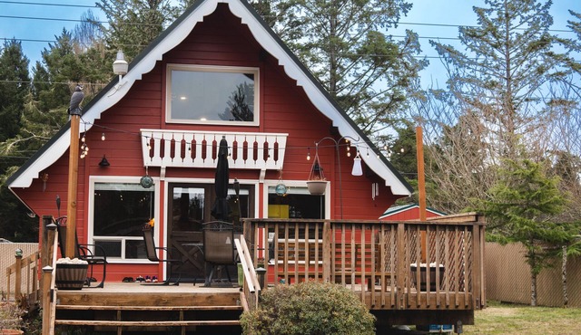 Cozy Cabin with 8 minute walk to the beach!