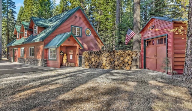 Cozy Cabin with Hot Tub and Game Room