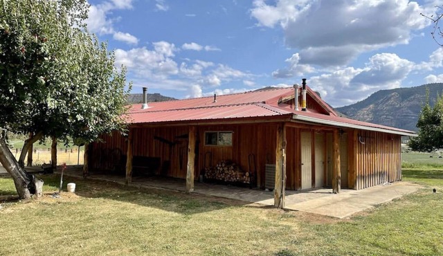Cozy Cabin with River Access optional full 50amp RV hook-ups onsite