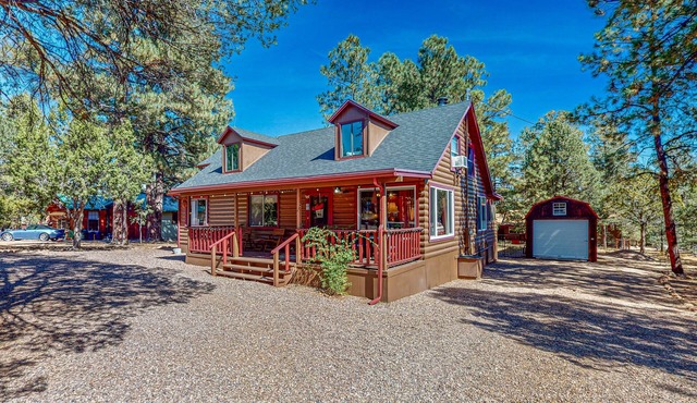 Cozy cabin with fireplace, farmers porch, central AC & close to trails!