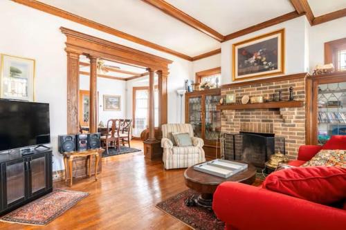 Cozy Cape Cod Bungalow King Queen WD Full Kitchen Wifi Desk