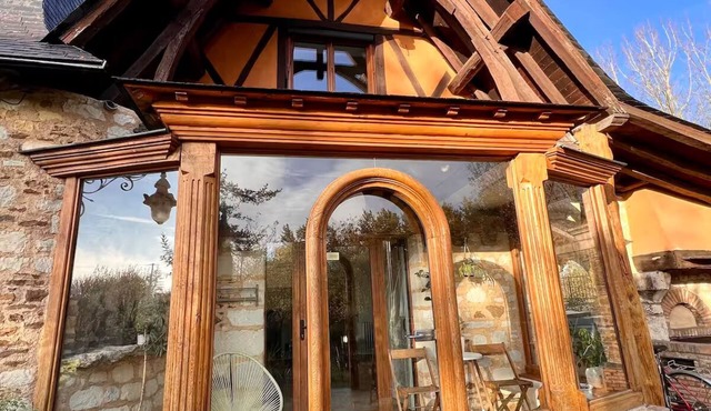 Cozy Castle Style Gîte Pond View