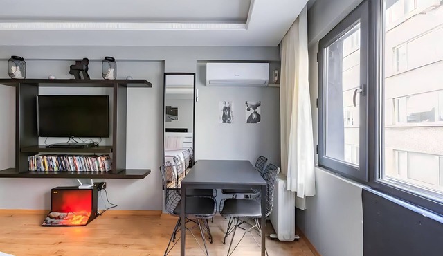 Cozy Central Apartment with Elevator&Patio Near Metro 2 minute walking