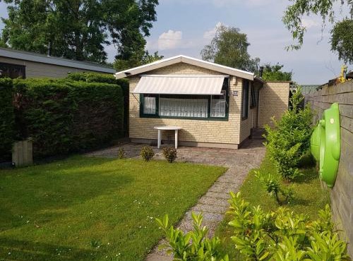 Cozy chalet in Opmeer near Amsterdam and Beach