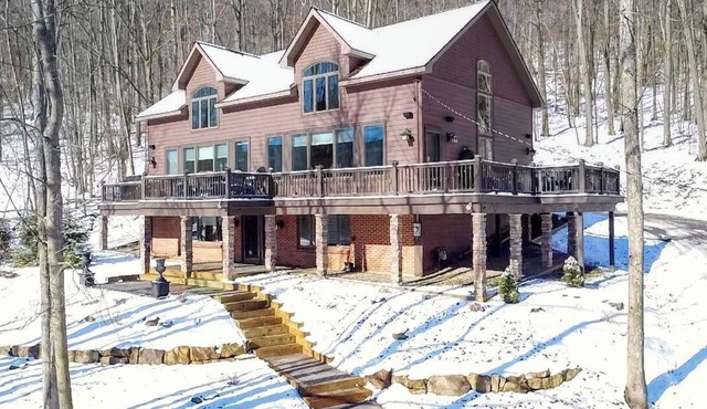Cozy chalet with stunning views. Steps to slopes, ropes, golf and hiking trails