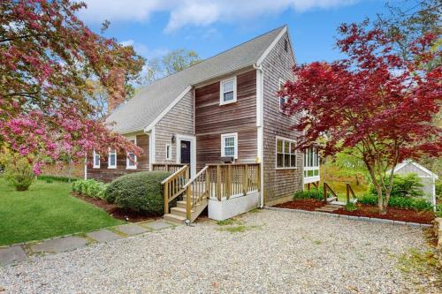 Cozy Charming Cottage