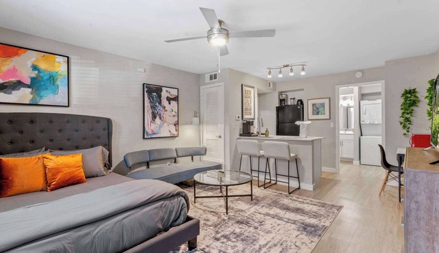 Cozy chic studio close to Downtown and Domain