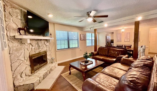 Cozy Coachlight Village Getaway- Entire townhome w/private parking and yard.