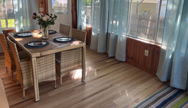 Cozy Coastal Haven: Charming Cottage Steps to Ocean and Downtown Rockport