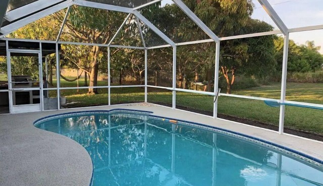 Cozy coastal heated pool home, space for all the family. Fantastic St Lucie West