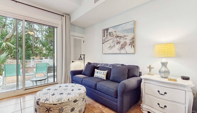 Cozy coastal studio with shared pool, beach access and close to everything!