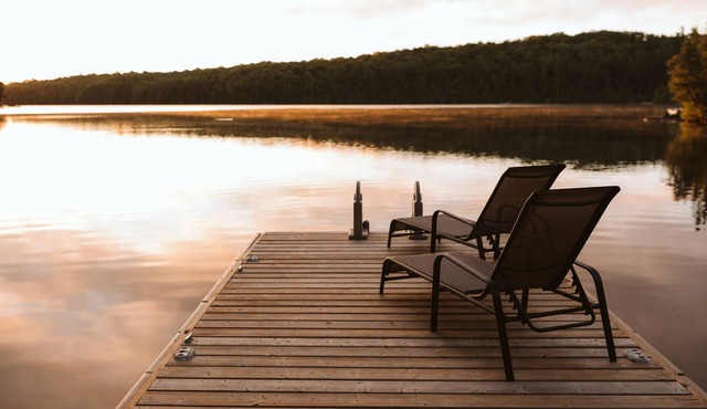 Cozy Coe Lake Cottage | Hot Tub · Wood Fireplace