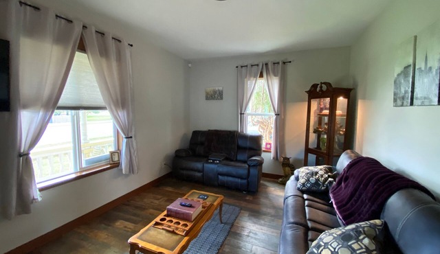 Cozy Cole St Home built in 1910 in Downtown Enumclaw