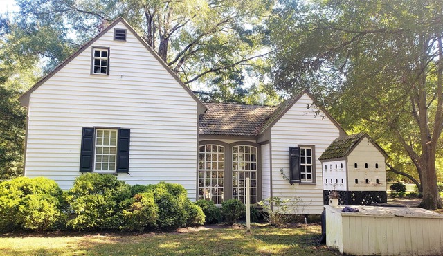 Cozy Colonial 1740 Cottage