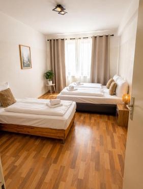 Cozy Comfort 2 BR Apartment with Balcony