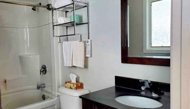 Cozy Comfort Double Room 03– Peninsula Motel, Minutes from Wiarton Waterfront