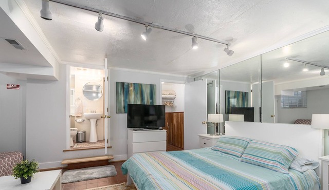 Cozy & Comfortable Apartment! Parking, WiFi, and 50% monthly discount!