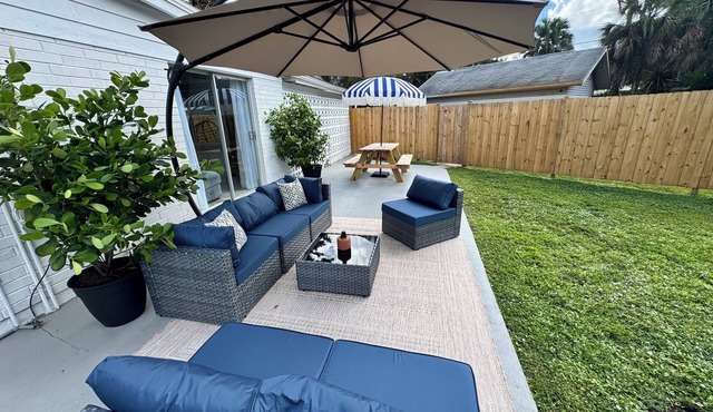 Cozy & Comfortable Bungalow 1 - 1.5 mile to 5th Ave, Beach and Old Naples!