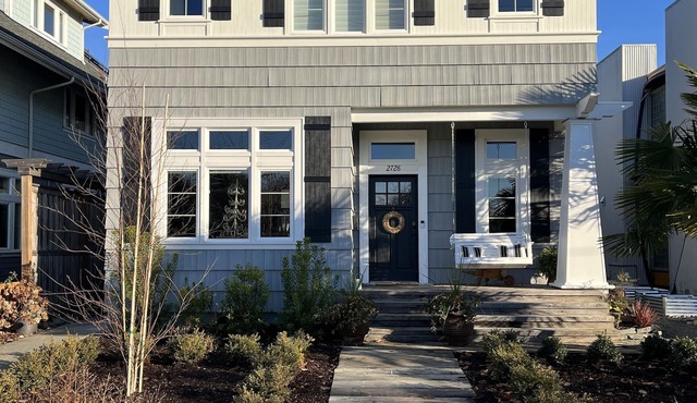 Cozy, comfortable, luxury 4+ BR home 1 block to Alki Beach! CENTRAL AIR!
