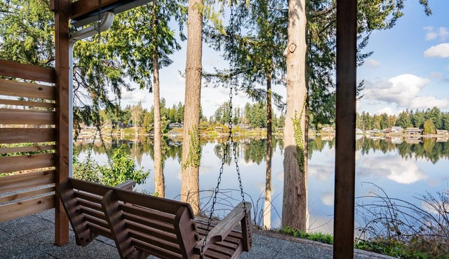 Cozy, comfortable, peaceful, unique lakeside house w beautiful views/Olympia