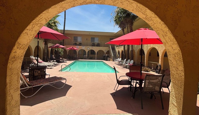 Cozy condo walking distance to downtown Lake Havasu with plenty of boat parking