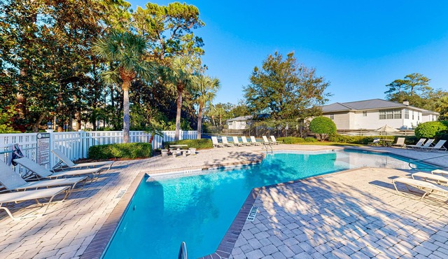 Cozy condo with sunroom, pool, tennis & modern kitchen near beaches & dining