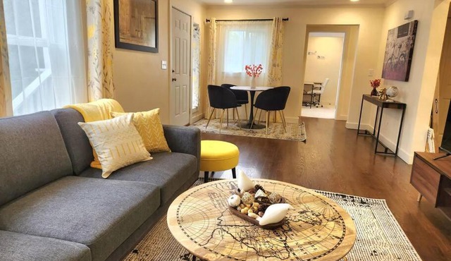 Cozy contemporary 2BR with Sofa bed in the office