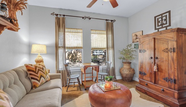 Cozy & Convenient, 1/2 block off Main St. in Boerne, WALK EVERYWHERE!