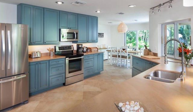 Cozy Cottage in pristine Park Shore location near beach with private heated pool