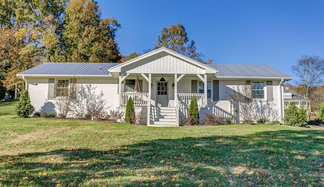 Cozy Cottage located in Franklin, TN on a 6 Acre Mini Farm