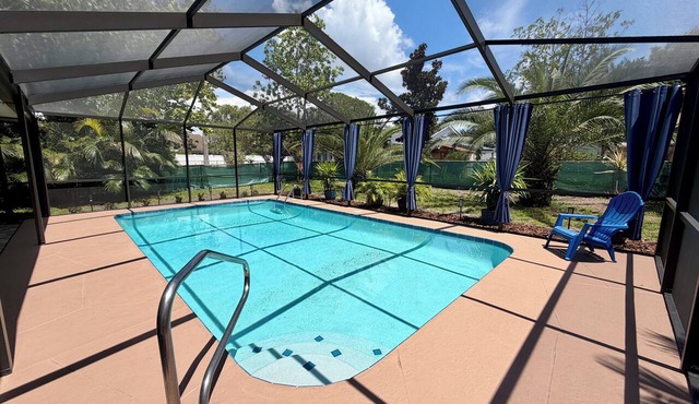 Cozy cottage.New Port Richey.Private Heated Pool-solar panels.