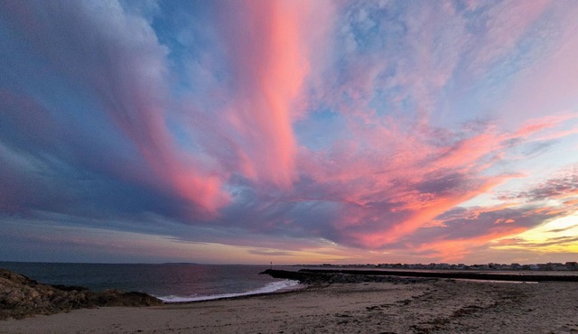 Cozy cottage steps to beach sleeps 5 with WiFi, AC in charming Marshfield