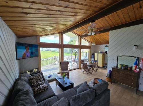 Cozy cottage with private beach access