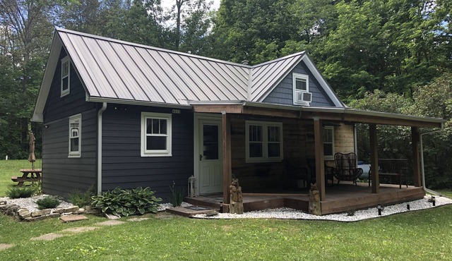 Cozy cottage with firepit, in walking distance to beach and the town!