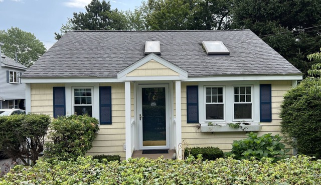 Cozy Cottage Within Walking Distance to Beach