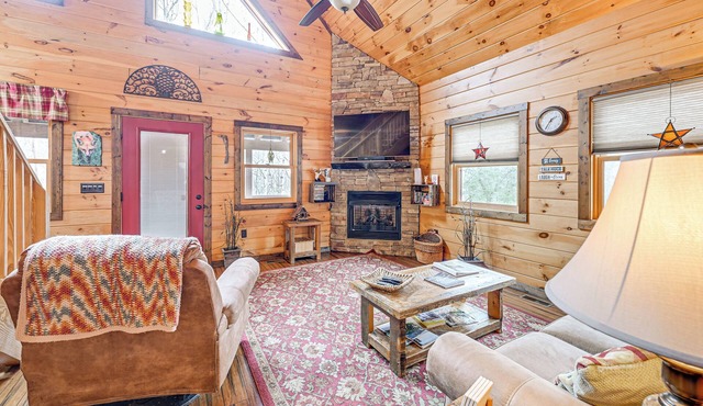 Cozy Couples Getaway w/Hot Tub: 'fox Ridge Cabin'