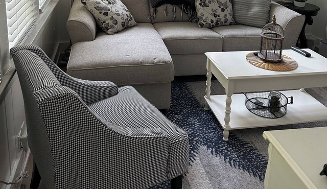 Cozy couples retreat in a quiet setting. Choose beach day or community or pool.