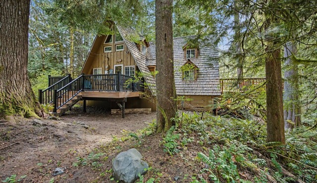 Cozy Creekside Cabin Near Mt Hood | 2 Baths Deck Fire Pit