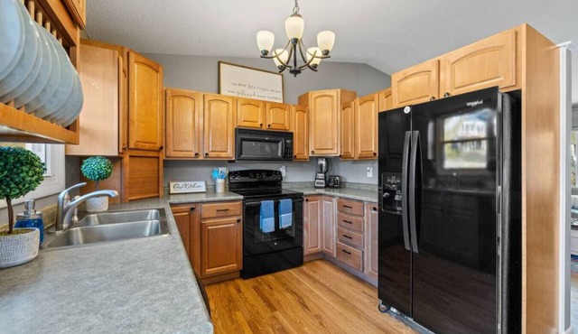 Cozy, Cute, 4 bedroom house by Canyon Lake!