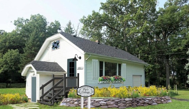 Cozy Delavan Lake Cottage - Walk to Beach/Boat Launch. 8 Minutes to Lake Geneva!