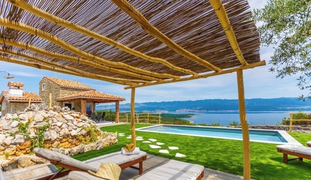 Cozy detached villa with pool 5.000m2 plot