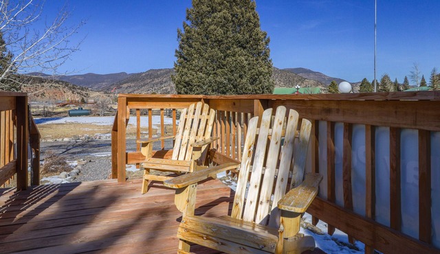 Cozy dog-friendly cabin with grill & free WiFi - 17 miles to skiing