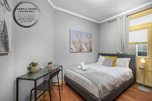 Cozy Double Room - AC- Seconds to Central Station - Shared Bathroom