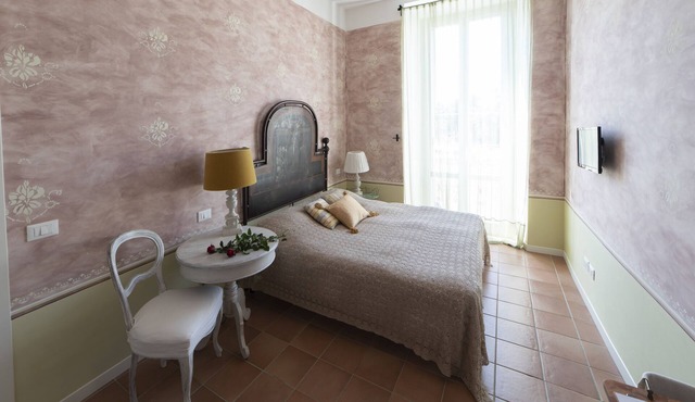 Cozy double room with en-suite bathroom and small terrace overlooking the canals