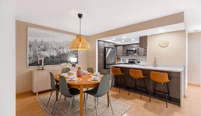 Cozy Downtown 2BD Bellevue Condo Free Parking