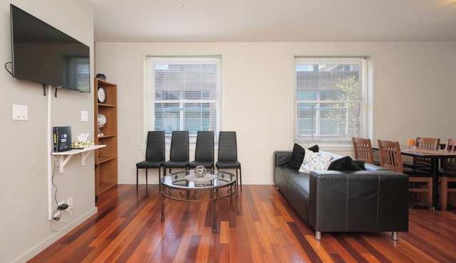 Cozy Downtown Vancouver Apartment Near Waterfront Station